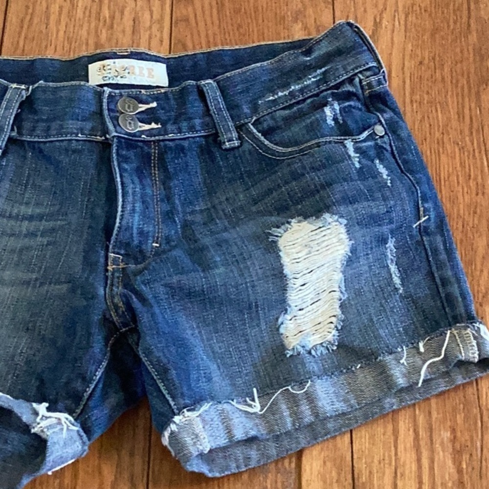 Decree distressed, medium wash denim blue jean shorts. Size 7 - Picture 4 of 12